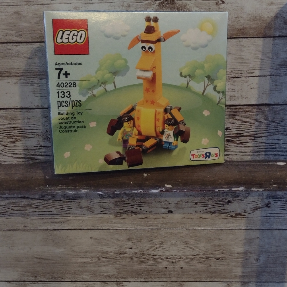 LEGO set featuring Geoffrey The Giraffe